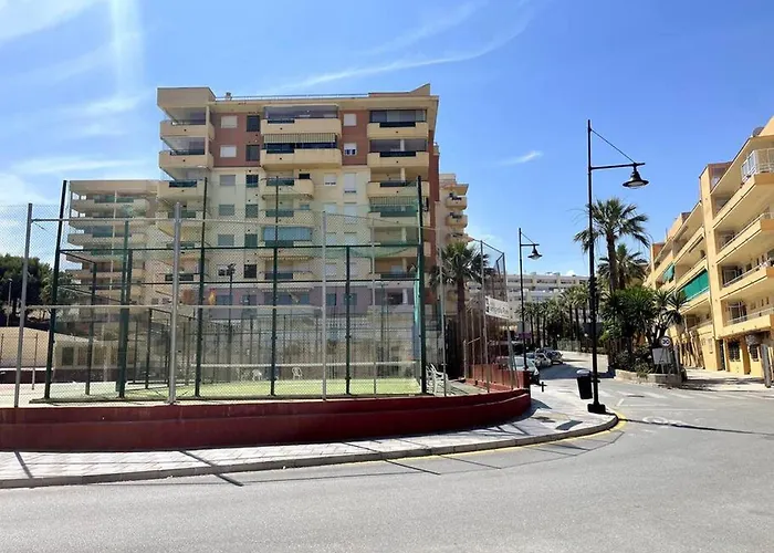 Ga Nemt Til Fuengirola Strand, Restauranter, Butikker, Padel Og Meget Mere!